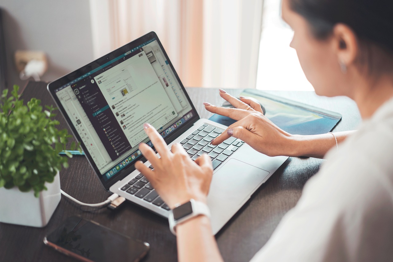 Charger en toute sécurité : Conseils pour prolonger la durée de vie de votre adaptateur d’ordinateur portable